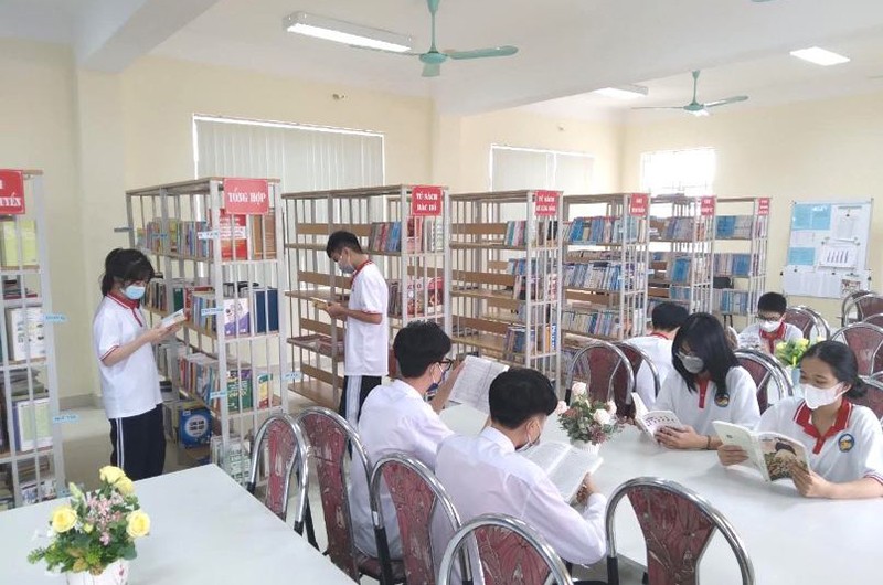 Học sinh Trường THPT Đông Thành tham khảo kiến thức tại thư viện của nhà trường.
