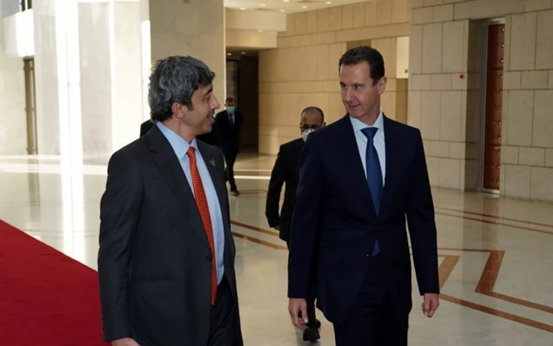 Tổng thống Syria Bashar al-Assad (phải) tiếp Bộ trưởng Ngoại giao UAE Al-Nahyan, tại Damascus, ngày 9/11. (Ảnh: Reuters)