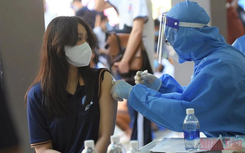 Tiêm vaccine phòng Covid-19 cho học sinh tại TP Biên Hòa, tỉnh Đồng Nai. (Ảnh: THIÊN VƯƠNG)
