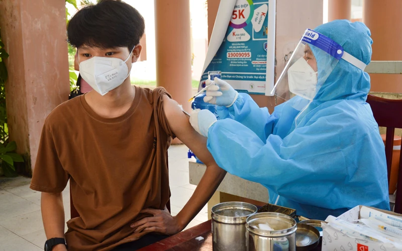 Tiêm vaccine cho học sinh tại Trường trung học phổ thông Đỗ Công Tường (thành phố Cao Lãnh, Đồng Tháp).