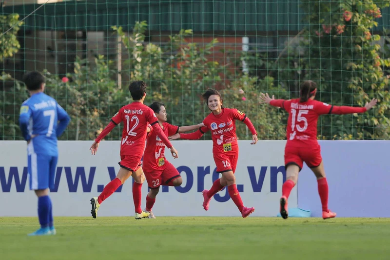 Các cầu thủ Hà Nội Watabe ăn mừng bàn thắng duy nhất. (Ảnh: VFF)