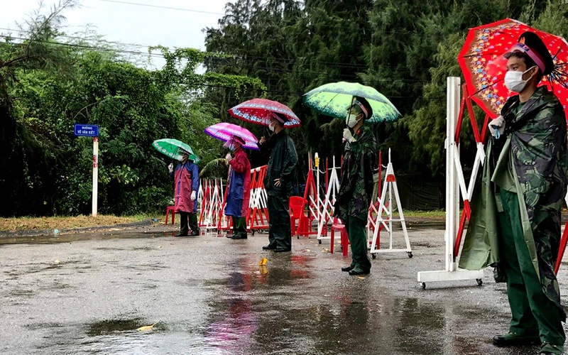 Một chốt kiểm soát được lập trên đường Võ Văn Kiệt để kiểm soát người và phương tiện ra vào xã Tam Thanh, địa phương được xác định có nhiều ca mắc Covid-19 của huyện Phú Quý.