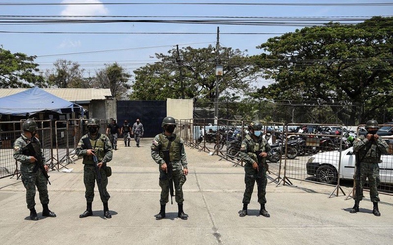 Quân đội được huy động để hỗ trợ bảo đảm an ninh bên ngoài nhà tù Penitenciaria del Litoral, sau 1 vụ bạo loạn xảy ra tại đây cuối tháng 9 vừa qua. (Ảnh: Reuters)