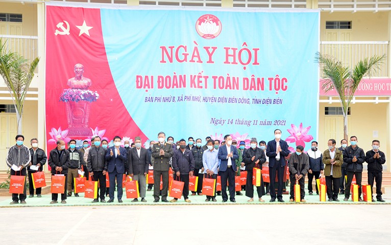 Bộ trưởng Tô Lâm cùng các đồng chí lãnh đạo tỉnh Điện Biên trao quà tặng các già làng, trưởng bản có uy tín xã Phì Nhừ.