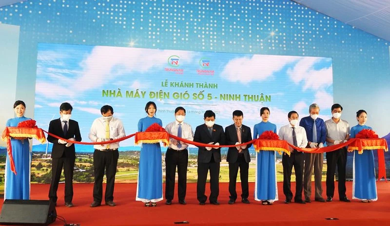 Đồng chí Nguyễn Chí Dũng (thứ bảy từ bên phải ảnh), Ủy viên Trung ương Đảng, Bộ trưởng Kế hoạch và Đầu tư cùng lãnh đạo tỉnh Ninh Thuận và nhà đầu tư cắt băng khánh thành dự án.