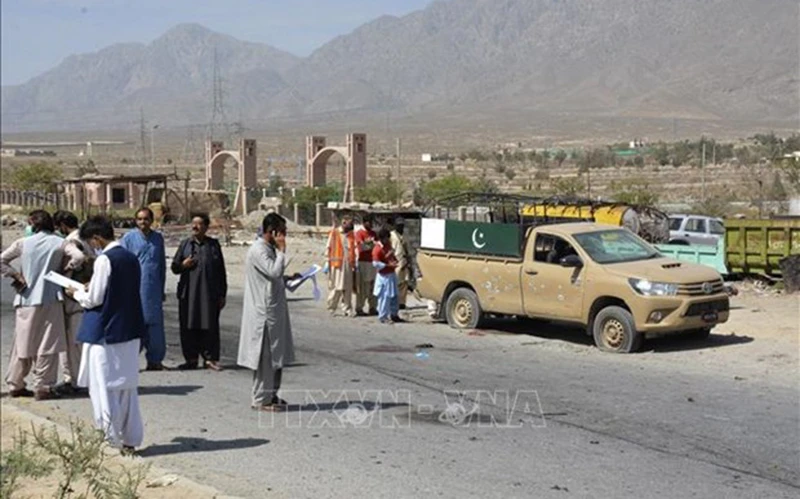 Nhân viên an ninh điều tra tại hiện trường vụ đánh bom ở Quetta, Pakistan, ngày 5/9/2021. (Ảnh minh họa: TTXVN)