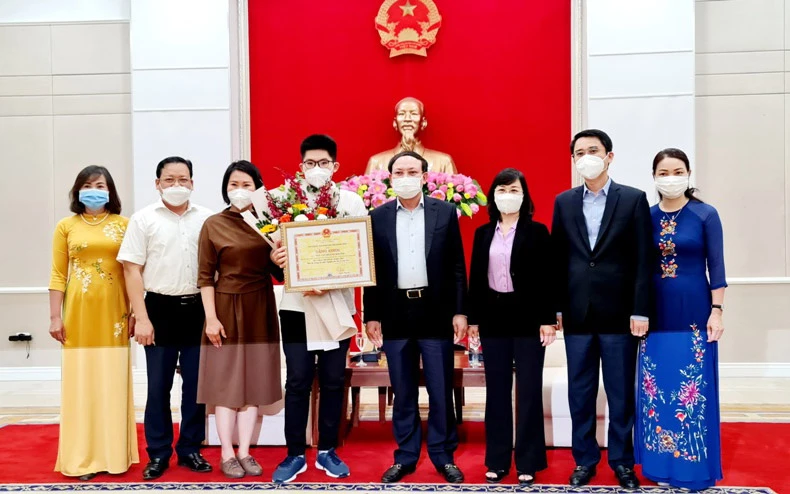 Đồng chí Nguyễn Xuân Ký trao tặng Bằng khen cho em Nguyễn Hoàng Khánh, quán quân Đường lên đỉnh Olympia lần thứ 21.