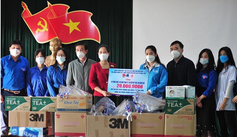 Hỗ trợ vật phẩm thiết yếu cho sinh viên Cao đẳng Y tế Thái Bình làm nhiệm vụ chống dịch tại cộng đồng.