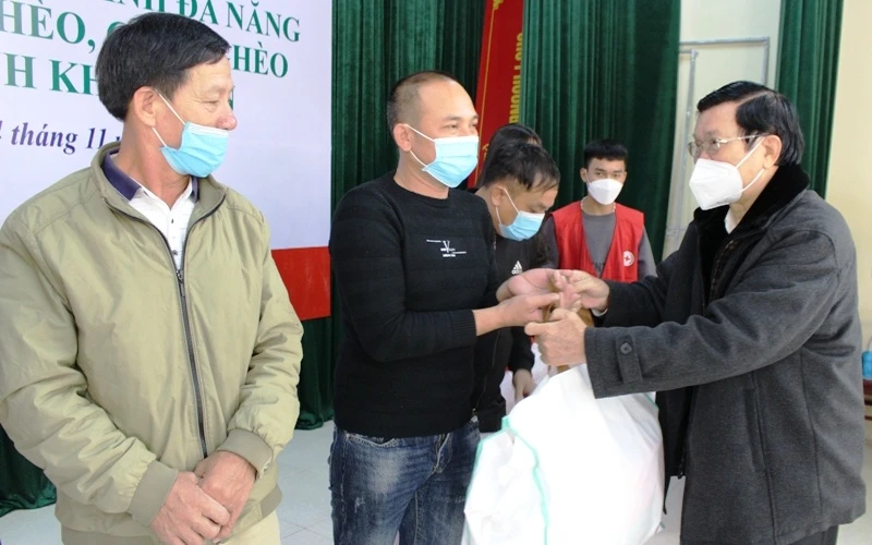 Nguyên Chủ tịch nước Trương Tấn Sang trao tặng áo phao đa năng cho ngư dân xã Quảng Nham, huyện Quảng Xương.