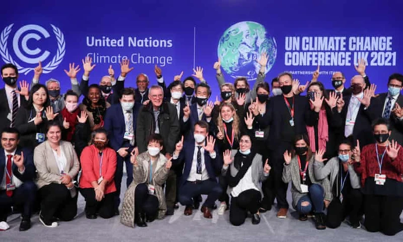 Các đại biểu chụp ảnh chung khi kết thúc Hội nghị khí hậu COP26. (Ảnh: Reuters)