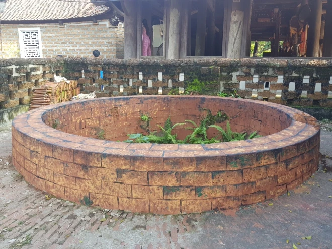 Giếng cổ tại Làng cổ Đường Lâm, thị xã Sơn Tây (Hà Nội) khi bị đoàn làm phim tô vẽ, làm mới. Ảnh: TTXVN 