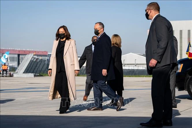 Phó Tổng thống Mỹ Kamala Harris (trái) tới sân bay Paris-Orly ở gần Paris, bắt đầu chuyến công du Pháp ngày 9/11. Ảnh: AFP/TTXVN
