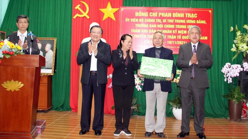 Đồng chí Phan Đình Trạc trao quà tặng Tổ dân phố 3 Phan Chu Trinh, phường 9, thành phố Đà Lạt. (Ảnh: MAI VĂN BẢO)