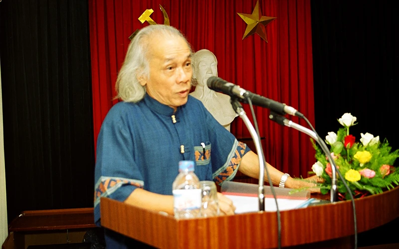 Phó Giáo sư, Nhà giáo Nhân dân Lê Mậu Hãn.