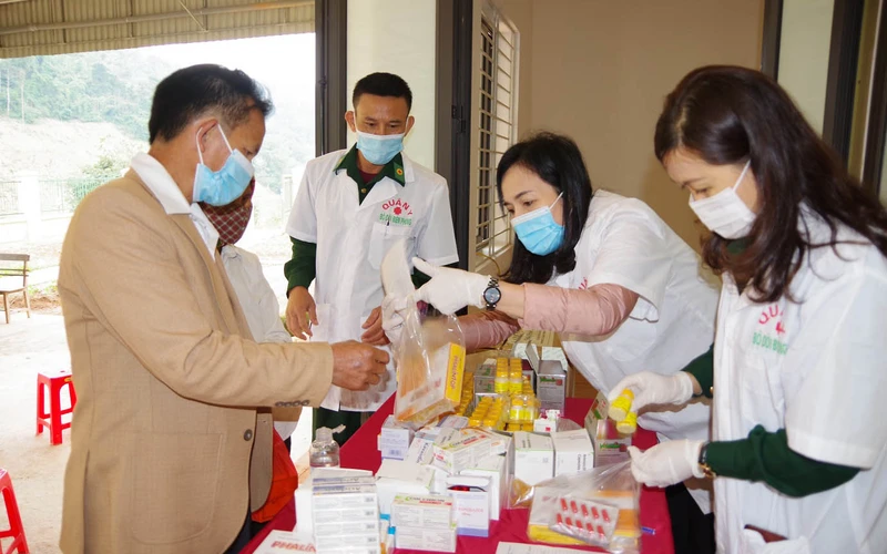 Quân y Bộ đội Biên phòng Nghệ An khám bệnh, cấp thuốc cho người dân.