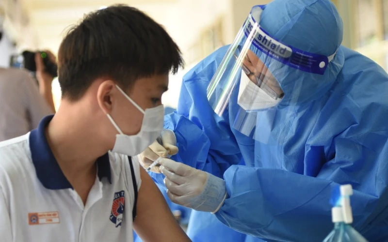 Tiêm vaccine phòng Covid-19 cho học sinh ở Đồng Nai.