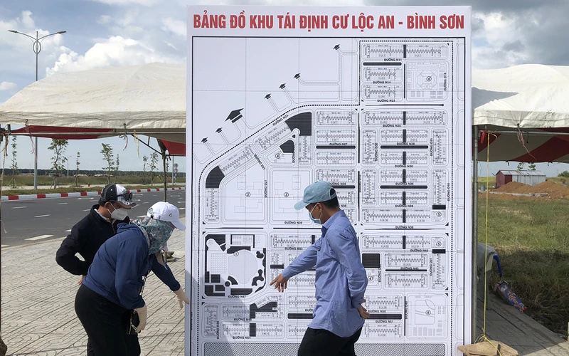 Một điểm giao dịch dựng hẳn bản đồ tổng thể các lô đất để giới thiệu cho khách tìm hiểu ngay trong khu tái định cư Lộc An - Bình Sơn.