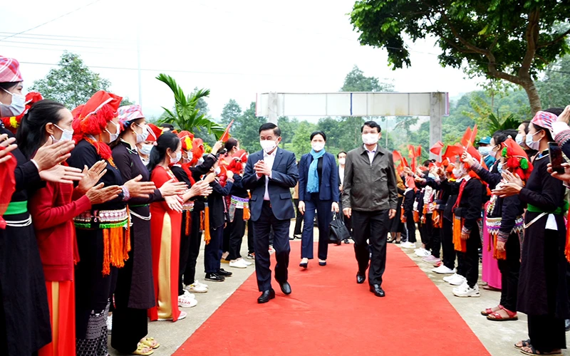 Đồng chí Trần Cẩm Tú dự Ngày hội Đại đoàn kết ở khu dân cư Phú Lâm, xã Phú Nhuận, huyện Bảo Thắng, tỉnh Lào Cai.