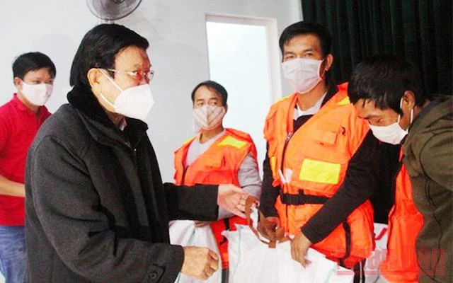 Nguyên Chủ tịch nước Trương Tấn Sang tặng áo phao cho ngư dân có hoàn cảnh khó khăn tỉnh Quảng Trị.