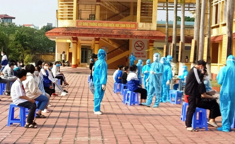 Học sinh Trường Trung học cơ sở Lương Thế Vinh (TP Thái Bình) thực hiện xét nghiệm sáng 15/11 do có ca F0 là giáo viên.