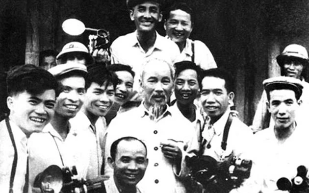 Chủ tịch Hồ Chí Minh và các nghệ sĩ nhiếp ảnh. (Ảnh tư liệu)