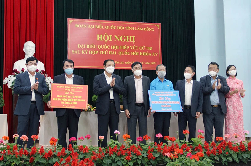 Đồng chí Phan Đình Trạc trao quà tặng công nhân và người lao động khó khăn tỉnh Lâm Đồng.