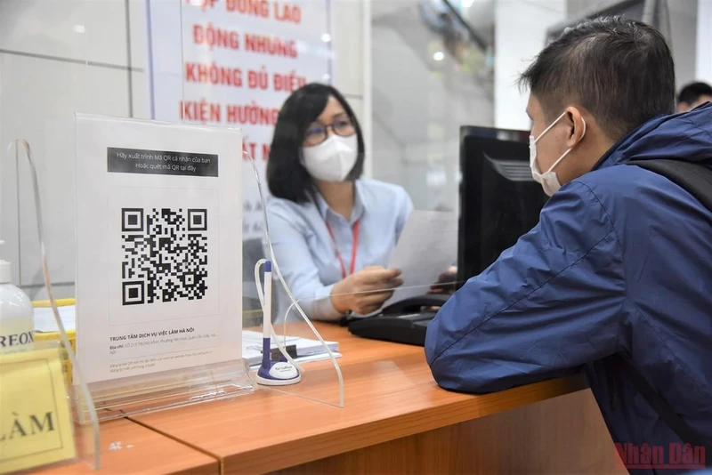  Người lao động tìm hiểu thông tin tại Trung tâm Dịch vụ việc làm Hà Nội (Ảnh minh họa: Minh Duy).