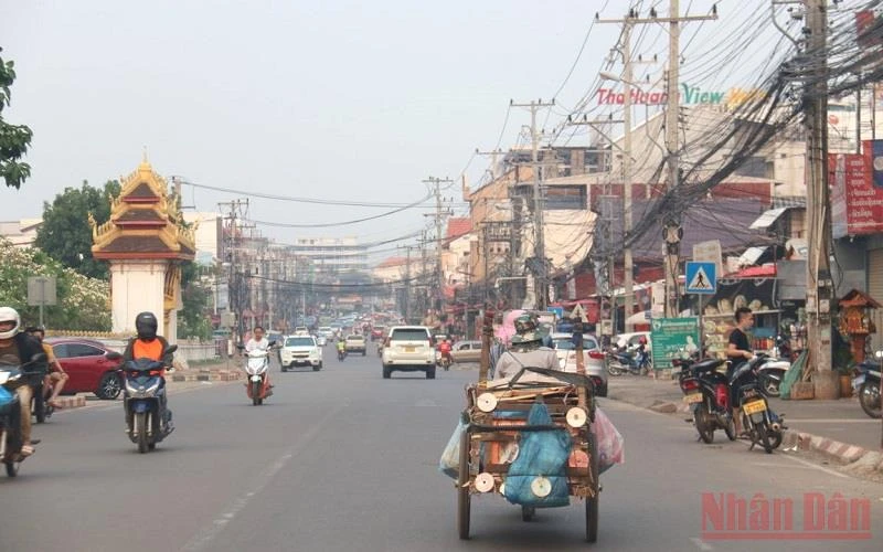 Hơn 1 tháng qua, số ca Covid-19 tại Lào tăng cao, tuy nhiên đường phố vẫn đông đúc người tham gia giao thông. (Ảnh: Xuân Sơn)