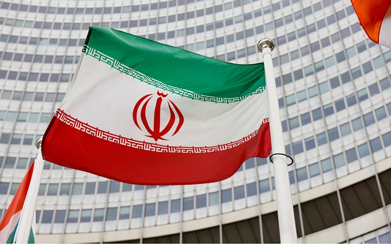 Quốc kỳ Iran trước trụ sở Cơ quan Năng lượng nguyên tử quốc tế (IAEA) ở Vienna, Áo. (Ảnh: Reuters)