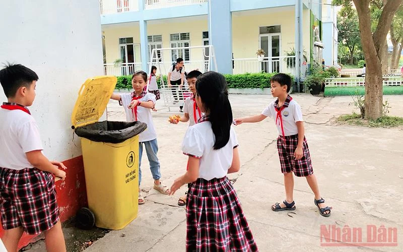 Giáo dục ý thức vệ sinh môi trường cho học sinh Trường tiểu học Tích Sơn, thành phố Vĩnh Yên. (Ảnh: HÀ HỒNG HÀ)