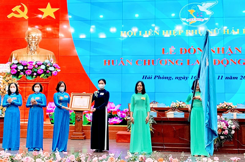 Chủ tịch Hội Liên hiệp Phụ nữ Việt Nam Hà Thị Nga trao Huân chương Lao động hạng Nhì của Chủ tịch nước tặng cán bộ, hội viên, phụ nữ thành phố Hải Phòng.