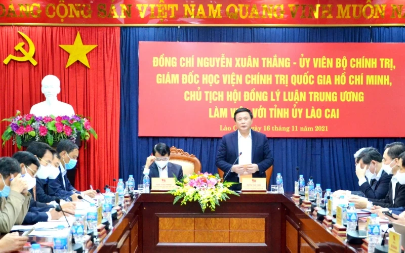 Đồng chí Nguyễn Xuân Thắng, Ủy viên Bộ Chính trị, Giám đốc Học viện Chính trị Quốc gia Hồ Chí Minh, Chủ tịch Hội đồng lý luận Trung ương làm việc với Tỉnh ủy Lào Cai.
