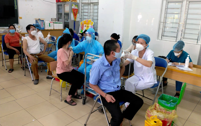 Tiêm vắc-xin phòng Covid-19 cho người dân tại quận Hoàng Mai (Hà Nội). Ảnh: ÐĂNG KHOA 