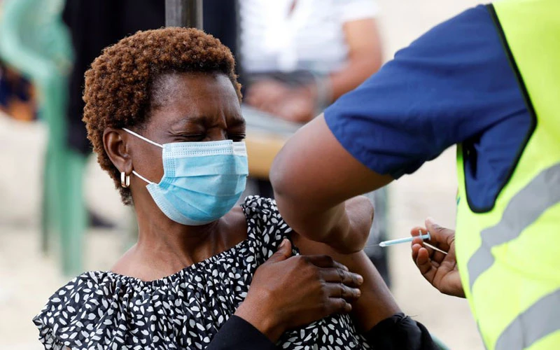 Người phụ nữ được tiêm vaccine AstraZeneca/Oxford do Chính phủ Anh tài trợ, tại Nairobi, Kenya, tháng 8/2021. (Ảnh: Reuters)