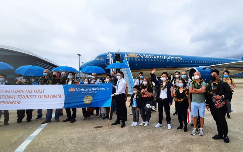 Các du khách quốc tế đầu tiên tới Việt Nam sau gần 2 năm gián đoạn vì Covid-19 (Ảnh: CTV)