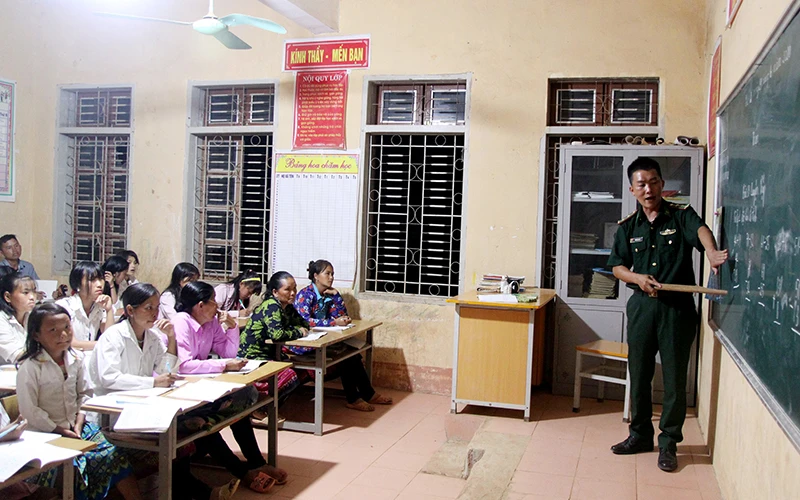 Cán bộ, chiến sĩ biên phòng tỉnh Sơn La trực tiếp lên lớp dạy học cho đồng bào dân tộc thiểu số.