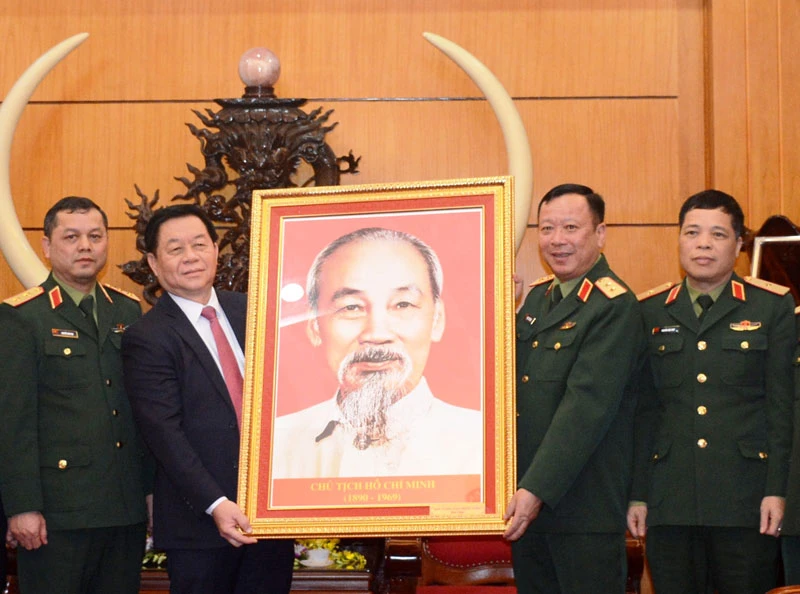 Đồng chí Nguyễn Trọng Nghĩa trao ảnh Bác Hồ tặng Ban Giám đốc Học viện Chính trị (Bộ Quốc phòng).
