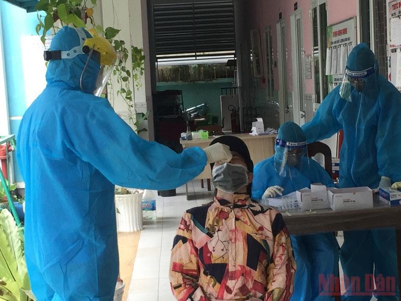 Lấy mẫu xét nghiệm Covid-19 cho người dân phường An Bình, quận Ninh Kiều, TP Cần Thơ.
