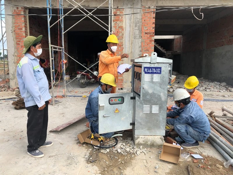Nhân viên Công ty TNHH MTV Điện lực Đồng Nai gắn điện kế cho người dân trong khu tái định cư Lộc An – Bình Sơn.