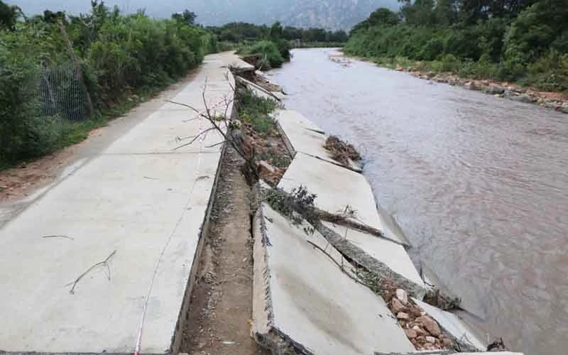 Đường bê-tông tuyến đường từ bờ tràn Cây Sung đi Tà Lót, xã Bắc Sơn, huyện Thuận Bắc (Ninh Thuận) bị nước lũ làm xói lở và hư hỏng nặng hơn 60m.