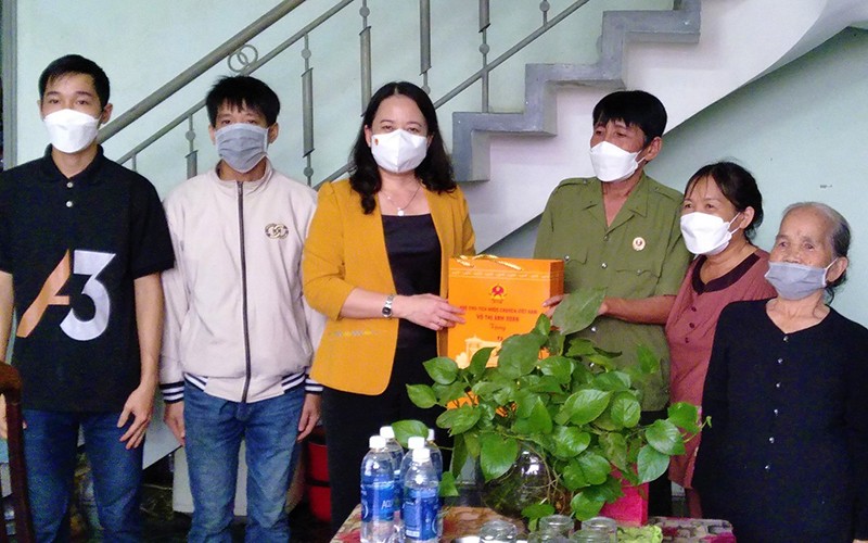Phó Chủ tịch nước tặng quà gia đình thương binh Ngô Thanh Huân ở thành phố Đồng Hới.