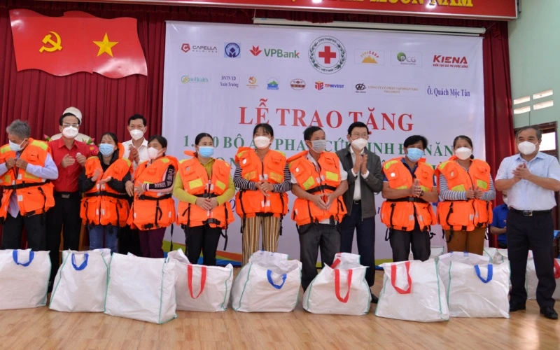 Nguyên Chủ tịch nước Trương Tấn Sang tặng áo phao cứu sinh đa năng cho ngư dân có hoàn cảnh khó khăn ở Quảng Ngãi.