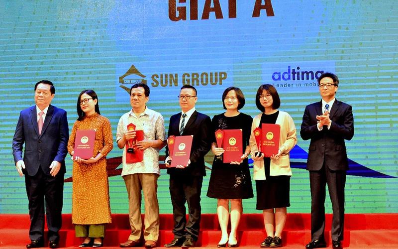 Đại diện Nhà xuất bản Kim Đồng và các tác giả nhận giải A. (Ảnh: Nhà xuất bản Kim Đồng)