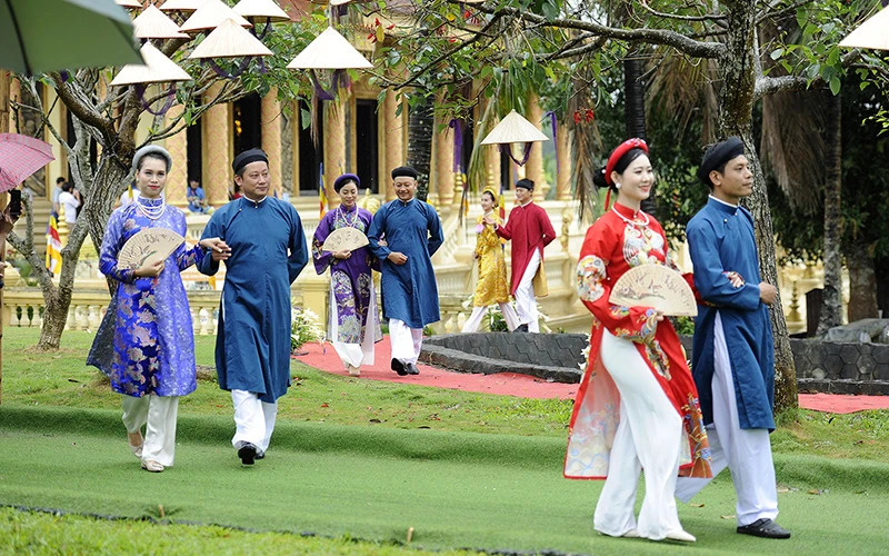 Trình diễn áo dài truyền thống xứ Huế tại “Ngày Văn hóa các dân tộc Việt Nam” năm 2021. Ảnh: ĐĂNG KHOA