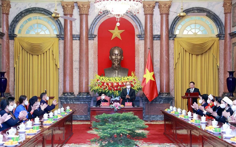Chủ tịch nước Nguyễn Xuân Phúc gặp mặt Đoàn đại biểu người có uy tín, trưởng thôn tiêu biểu tỉnh Bắc Kạn. (Ảnh: TTXVN)
