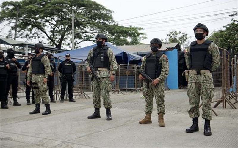Cảnh sát gác bên ngoài nhà tù Penitenciaria del Litoral tại thành phố Guayaquil, Ecuador sau vụ bạo lực, ngày 13/11. (Ảnh: AFP/TTXVN)