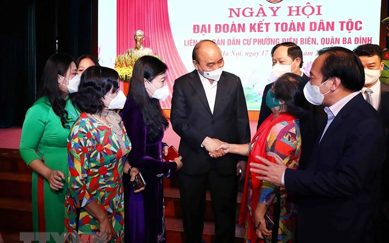 Chủ tịch nước Nguyễn Xuân Phúc với nhân dân phường Điện Biên, quận Ba Đình, Hà Nội. (Ảnh: TTXVN)