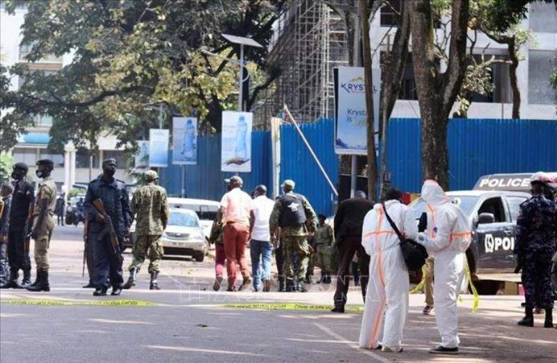 Lực lượng chức năng làm nhiệm vụ tại hiện trường vụ nổ ở trung tâm thủ đô Kampala, Uganda ngày 16/11. (Ảnh: Reuters/TTXVN)
