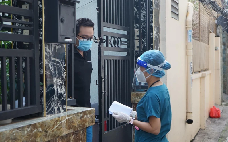Các phường tại TP Hồ Chí Minh tổ chức thí điểm hướng dẫn một số hộ gia đình làm test nhanh Covid-19 tại nhà. Ảnh: Bộ Y tế
