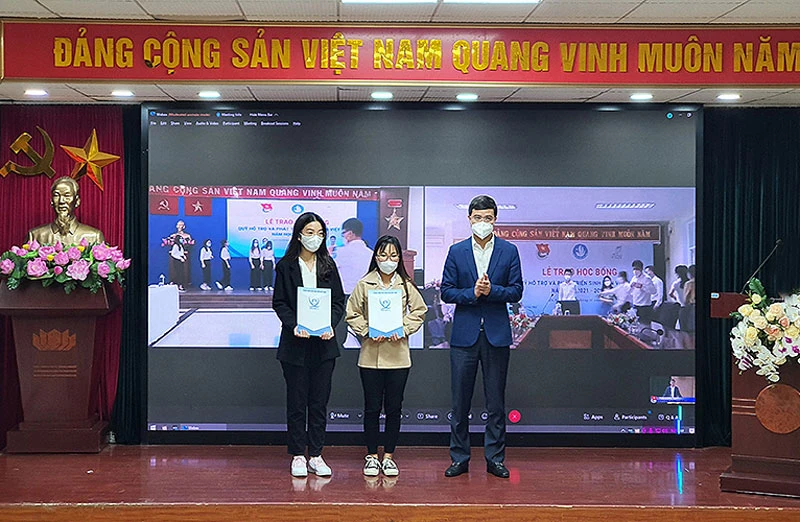 Đồng chí Bùi Quang Huy và đại diện các tỉnh, thành đoàn trao tượng trưng học bổng tặng sinh viên có hoàn cảnh khó khăn trên cả nước. 